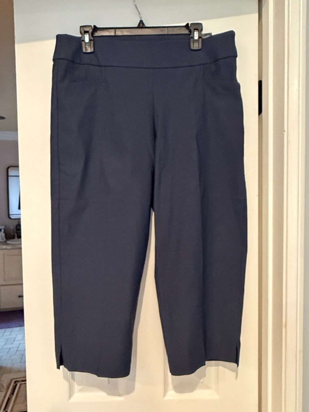 NWT Counterparts Luxe Stretch Mid Rise Crop. Size Large. Color, Navy.